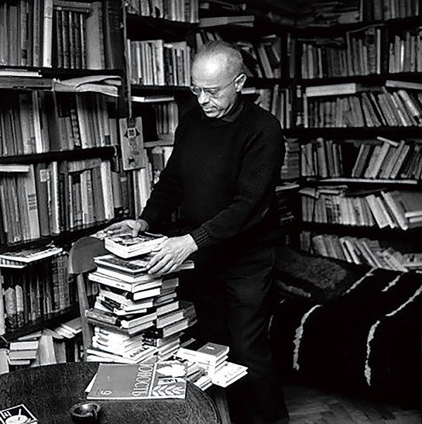 Stanisław Lem w swojej bibliotece ©lem.pl_zdjec̨ ie użyte w filmie Autor Solaris.